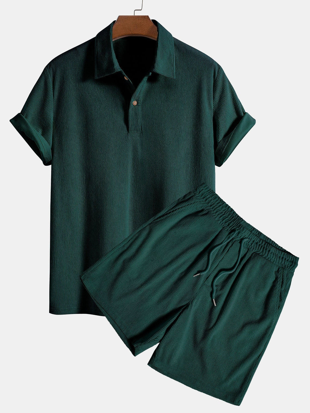 Polo en velours et shorts en velours.