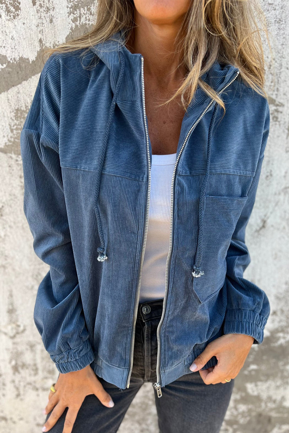 Veste en velours côtelé bleu-vert avec cordon de serrage, capuche et fermeture éclair