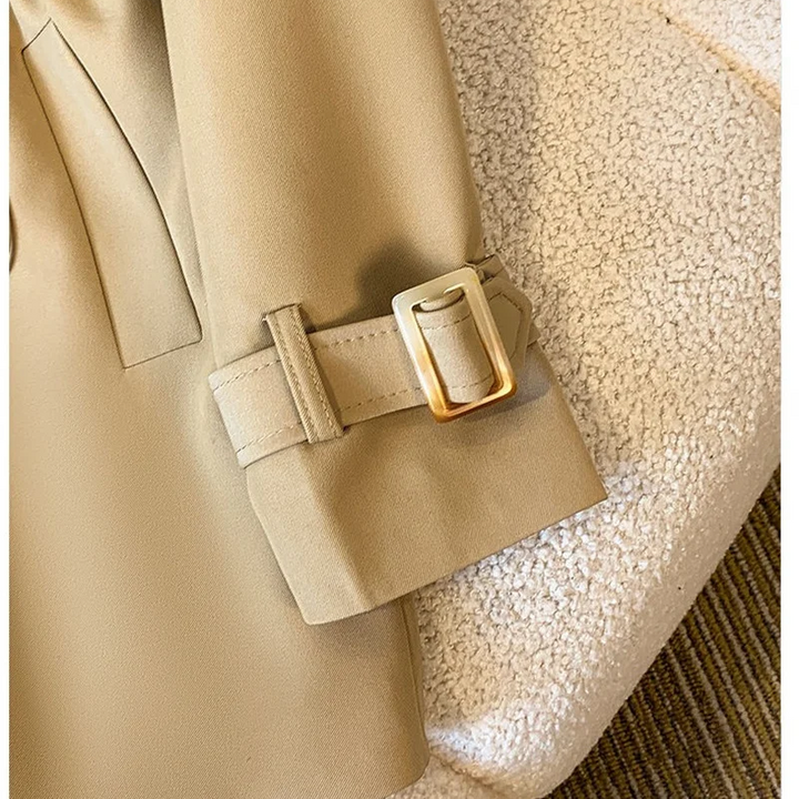 Trench-coat cintré avec détails pour femmes