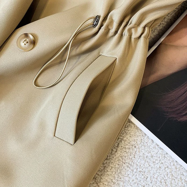 Trench-coat cintré avec détails pour femmes