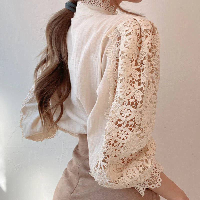 Blouse à col haut avec fleurs