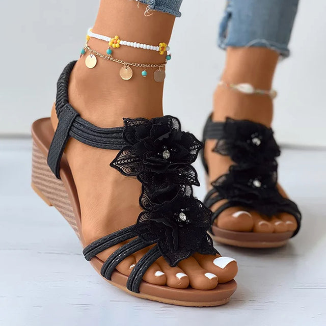 Sandales à talons avec décoration florale