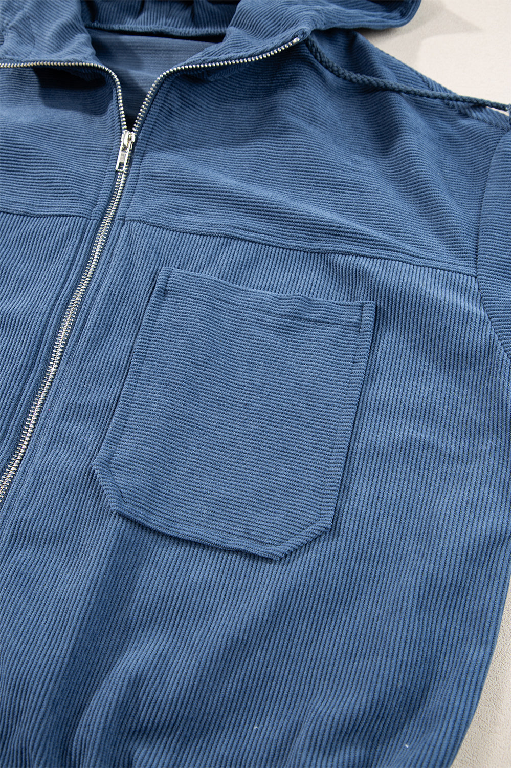 Veste en velours côtelé bleu-vert avec cordon de serrage, capuche et fermeture éclair