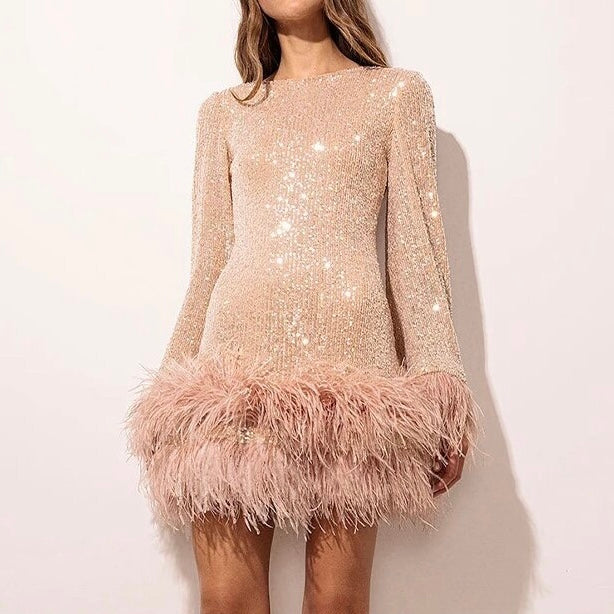 Robe glamour avec paillettes et bordure en plumes