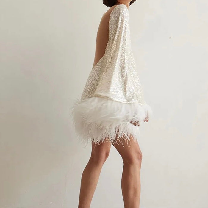 Robe glamour avec paillettes et bordure en plumes