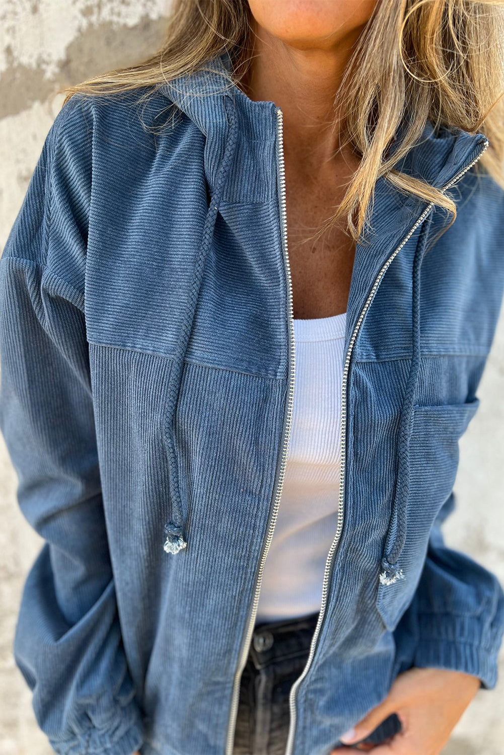 Veste en velours côtelé bleu-vert avec cordon de serrage, capuche et fermeture éclair