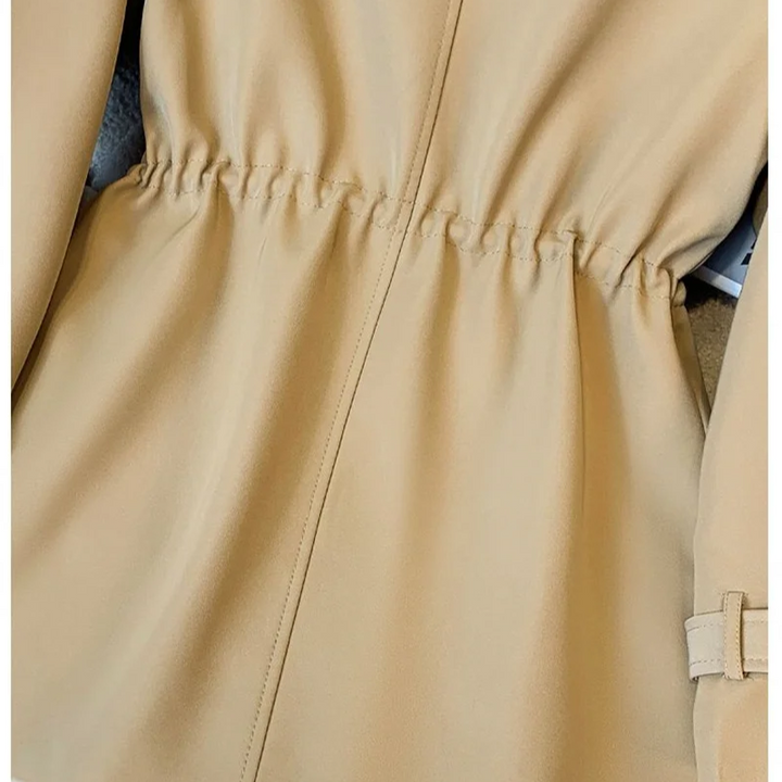 Trench-coat cintré avec détails pour femmes