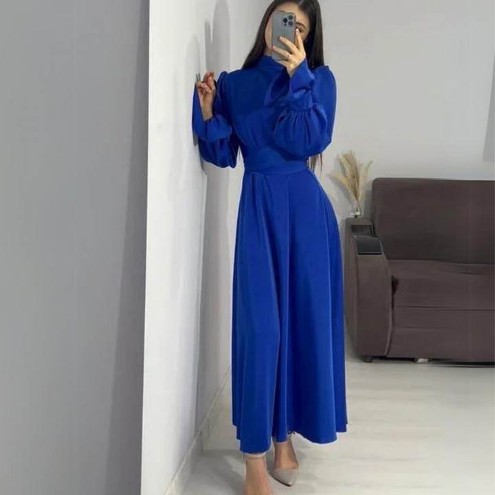 – La robe en satin douce avec des manches longues