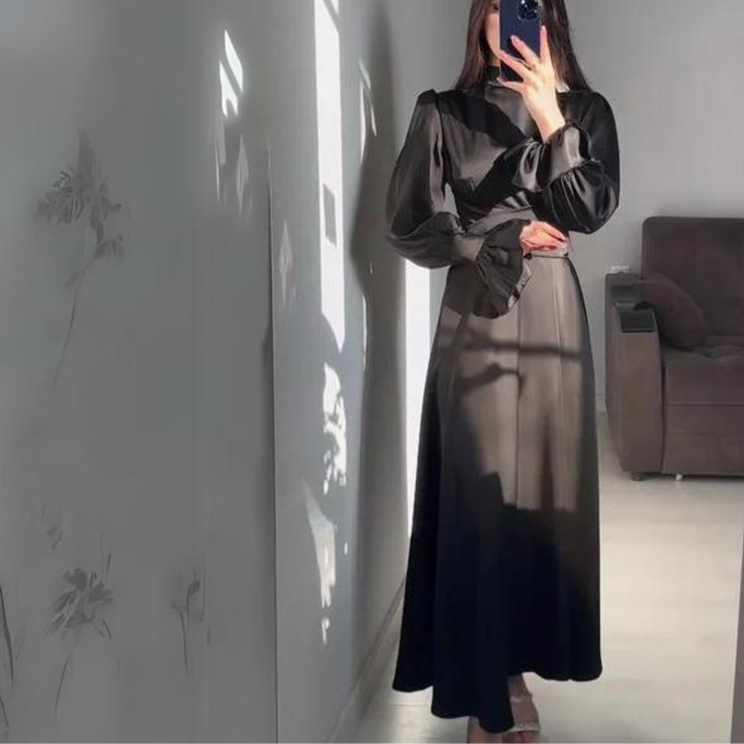 – La robe en satin douce avec des manches longues