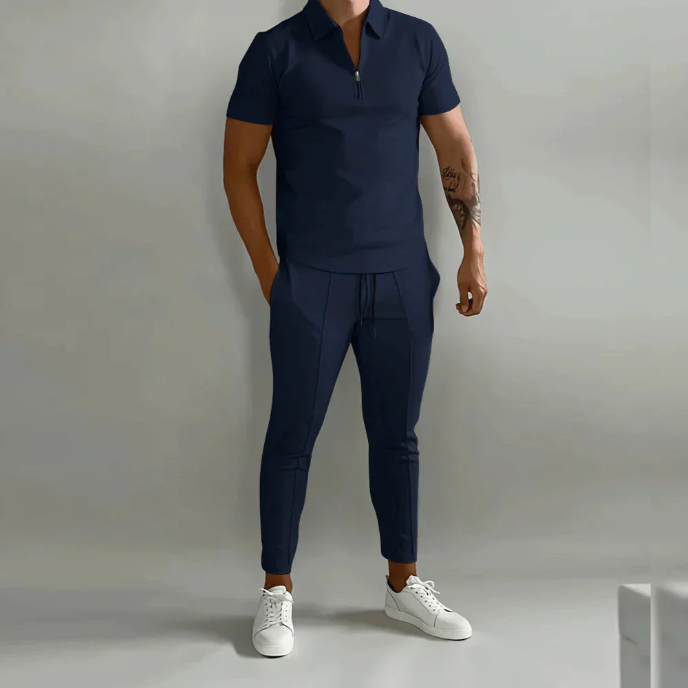 Ensemble élégant pour hommes composé d'un polo et d'un pantalon chic