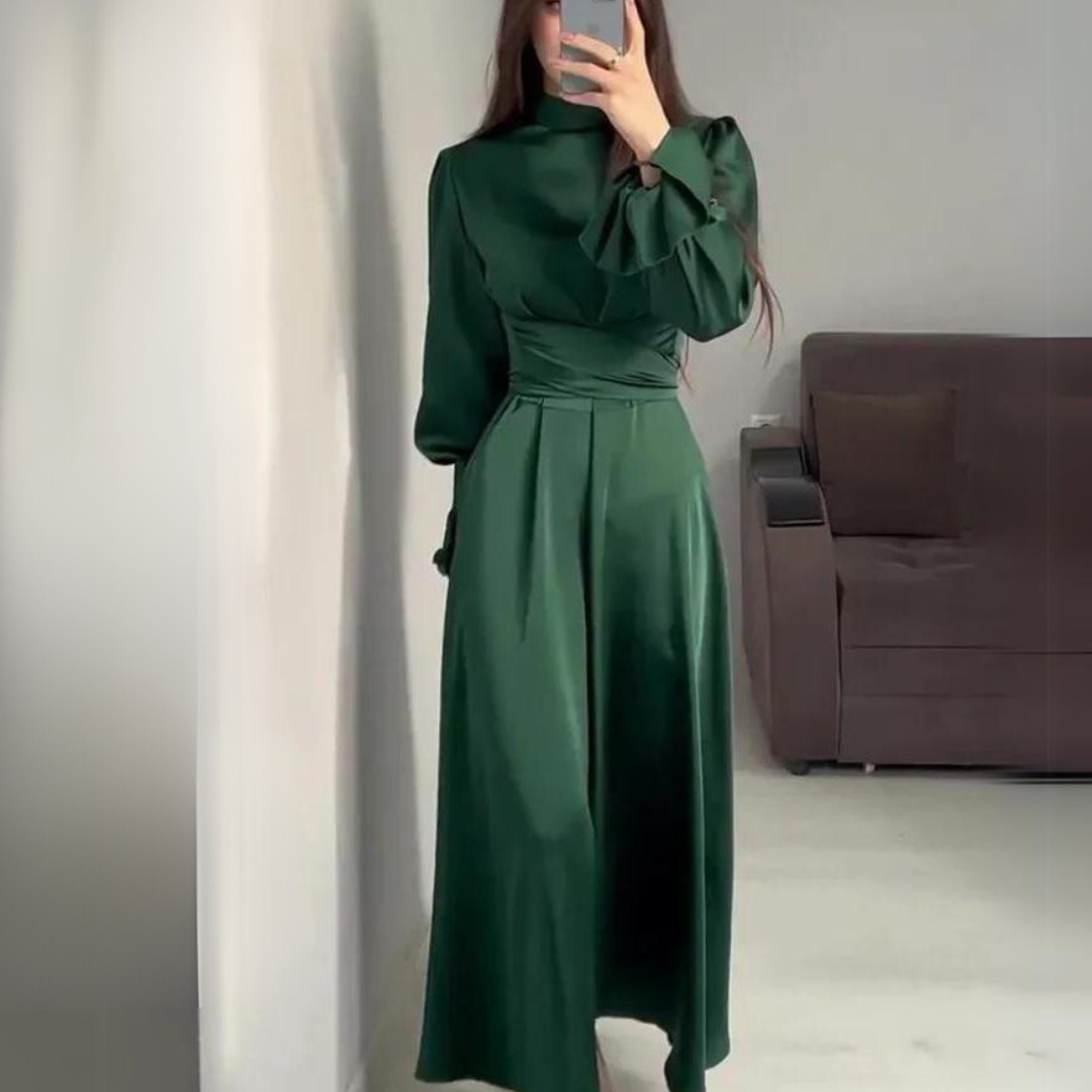 – La robe en satin douce avec des manches longues