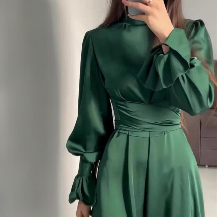 – La robe en satin douce avec des manches longues
