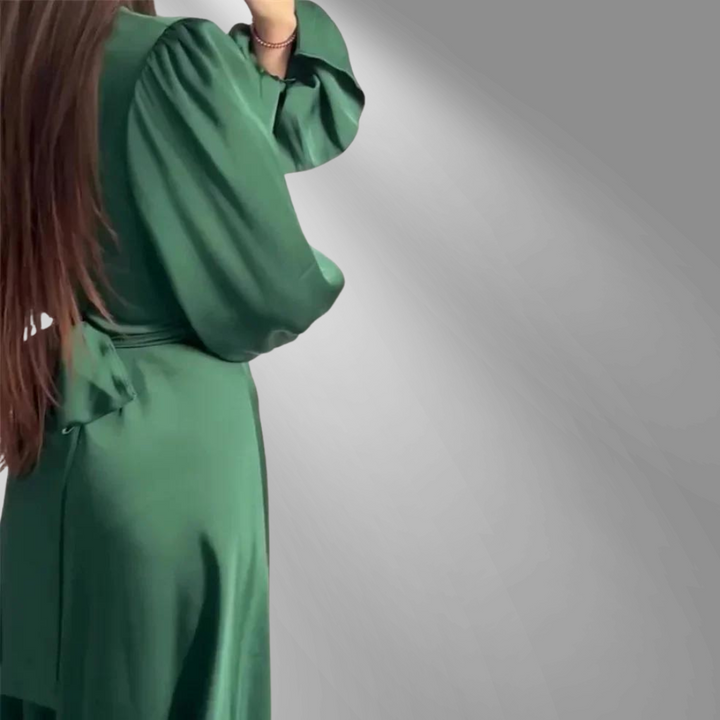 – La robe en satin douce avec des manches longues