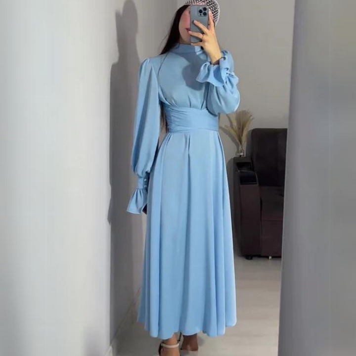 – La robe en satin douce avec des manches longues