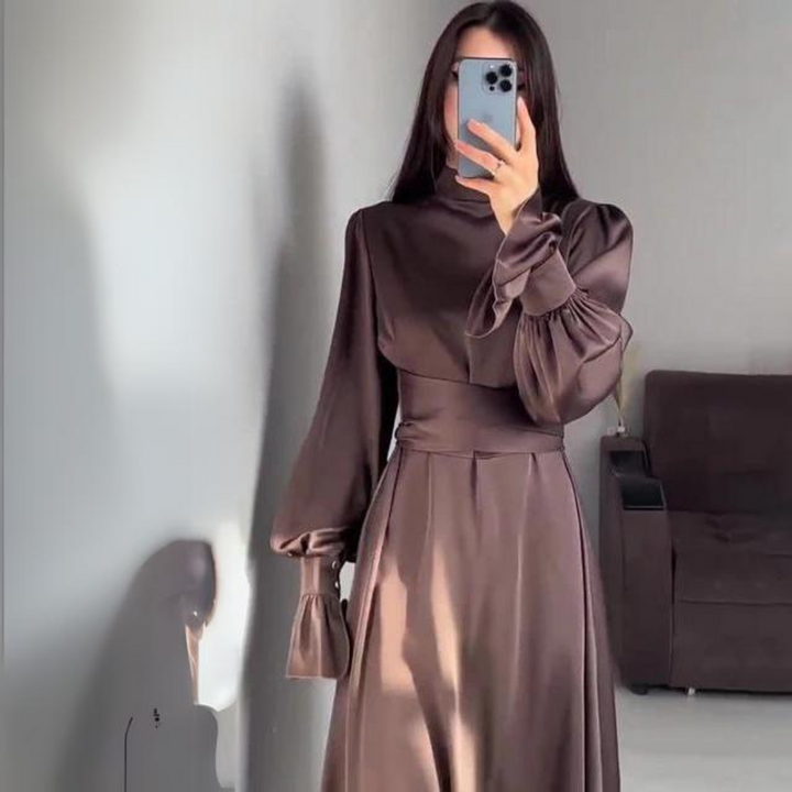 – La robe en satin douce avec des manches longues