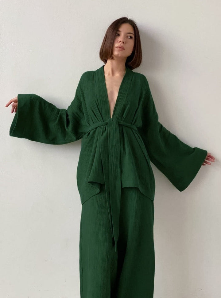 Ensemble deux pièces en crêpe vert avec haut à manches longues et pantalons amples