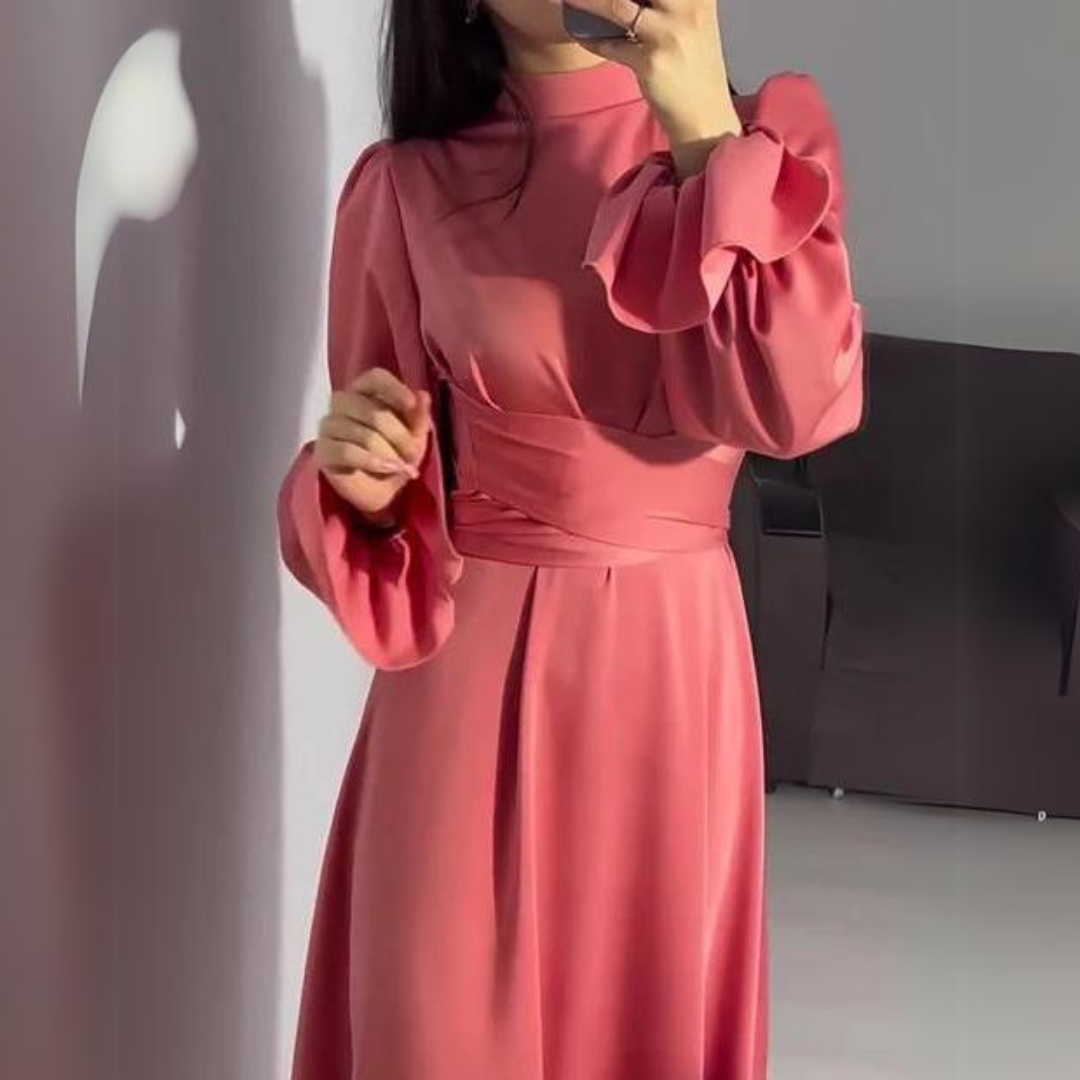 – La robe en satin douce avec des manches longues