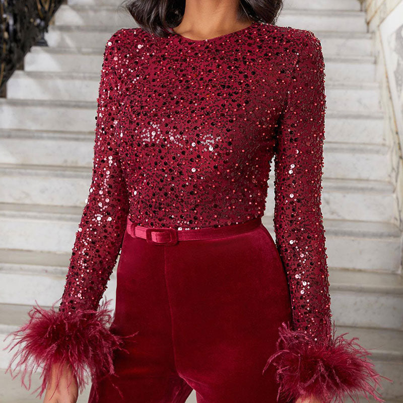 Combinaison avec paillettes et plumes