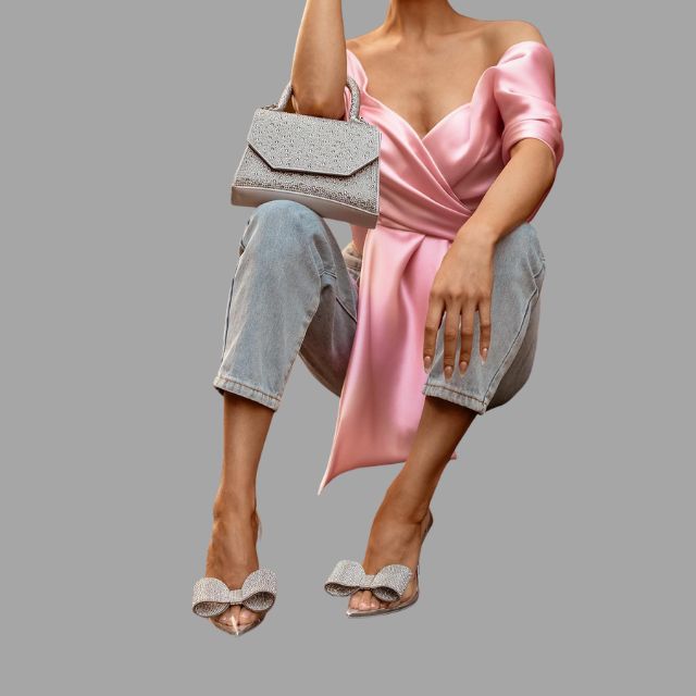 Haut en satin luxueux sans épaules avec un nœud dramatique