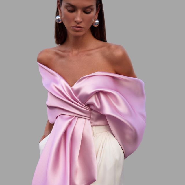 Haut en satin luxueux sans épaules avec un nœud dramatique