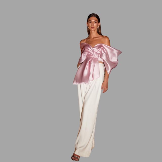 Haut en satin luxueux sans épaules avec un nœud dramatique