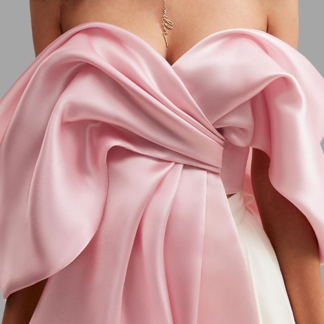 Haut en satin luxueux sans épaules avec un nœud dramatique