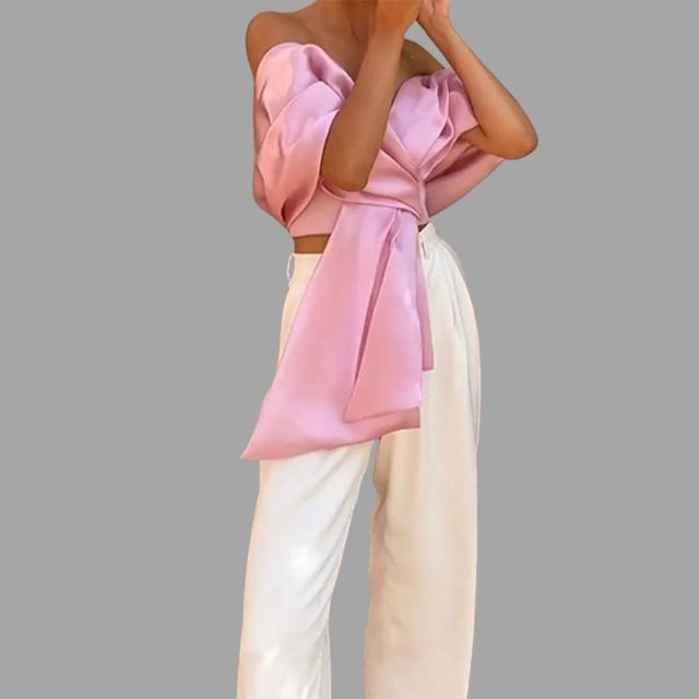 Haut en satin luxueux sans épaules avec un nœud dramatique