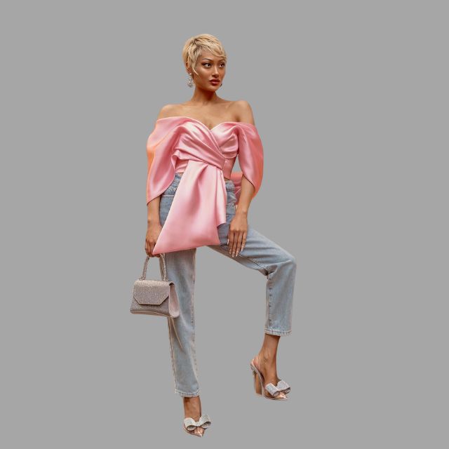 Haut en satin luxueux sans épaules avec un nœud dramatique