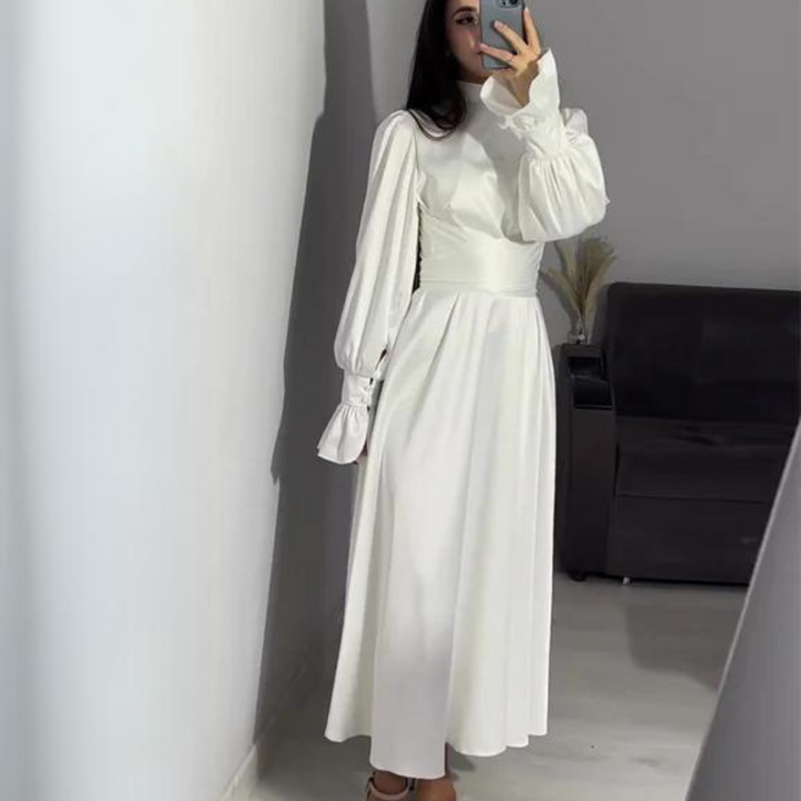 – La robe en satin douce avec des manches longues