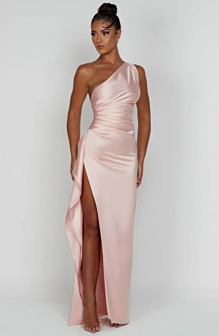 Robe fendue en satin plissé