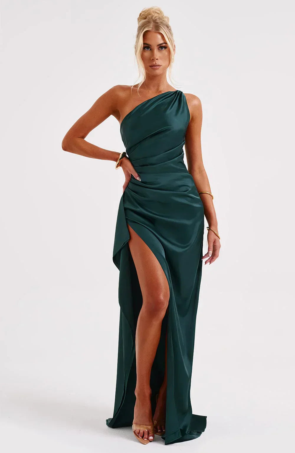 Robe fendue en satin plissé