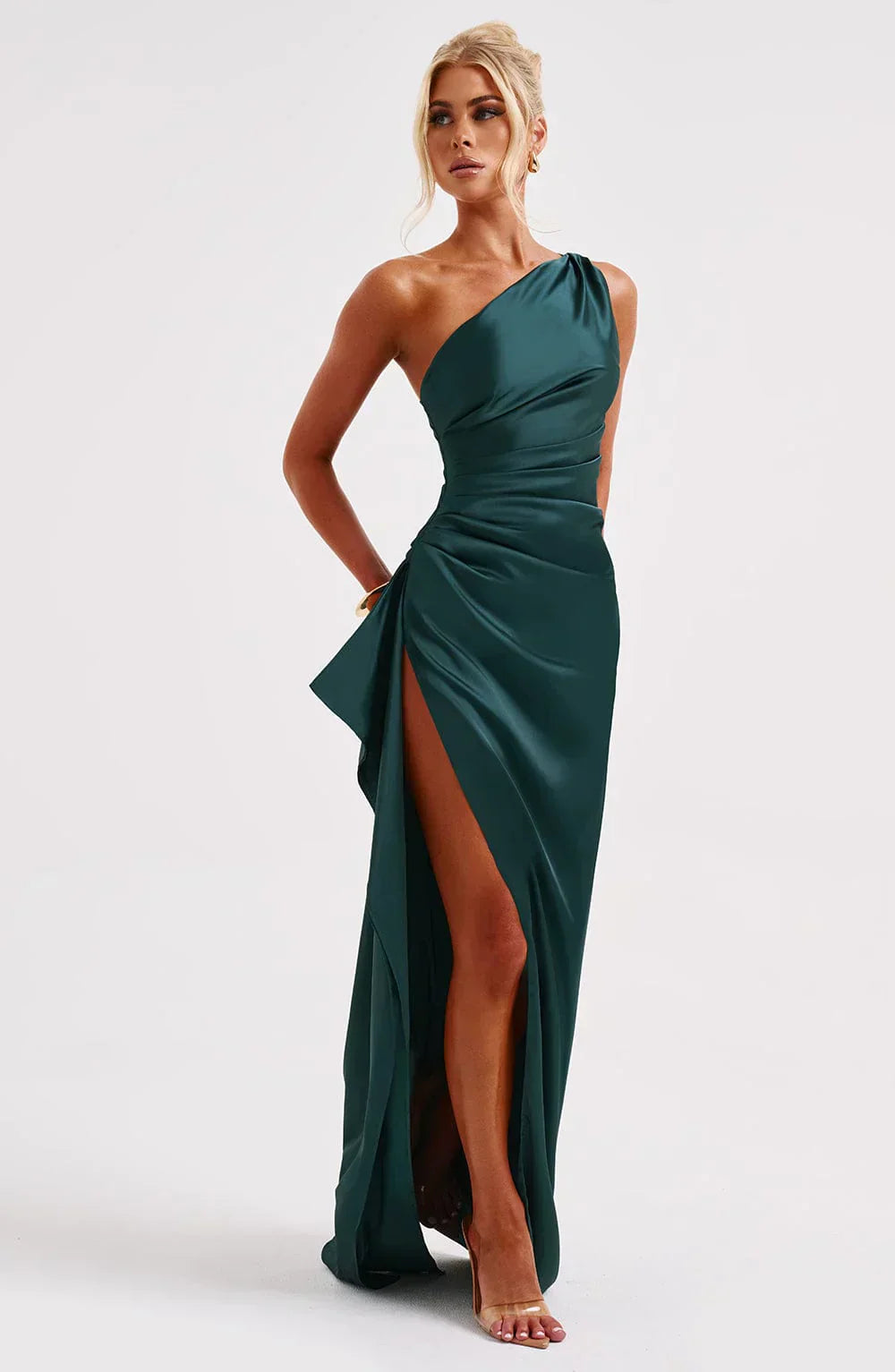 Robe fendue en satin plissé