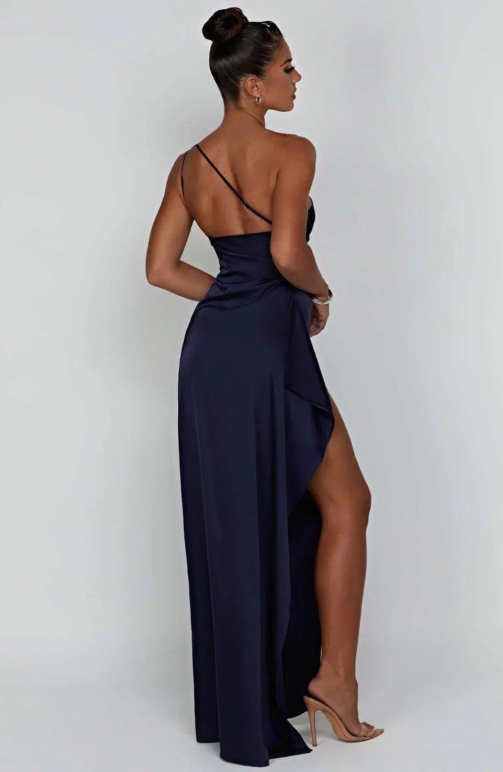 Robe fendue en satin plissé