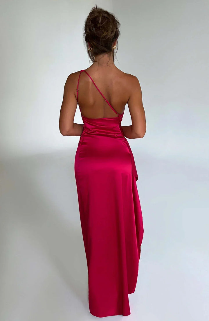 Robe fendue en satin plissé