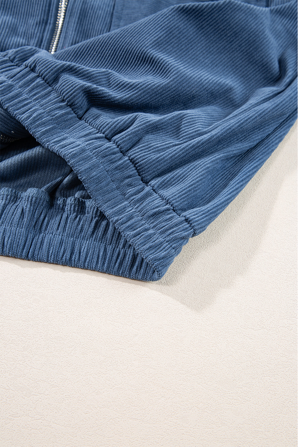 Veste en velours côtelé bleu-vert avec cordon de serrage, capuche et fermeture éclair