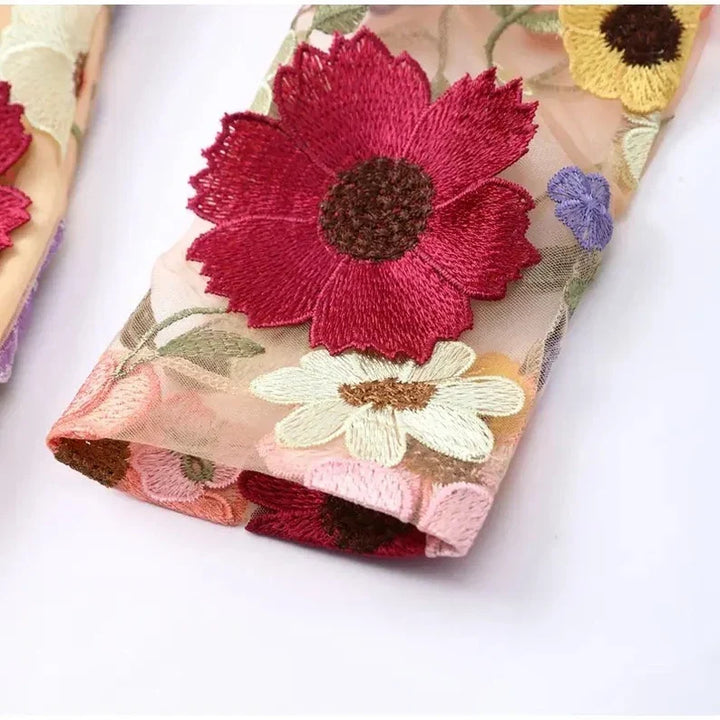 Robe courte avec des appliques florales et un aspect translucide