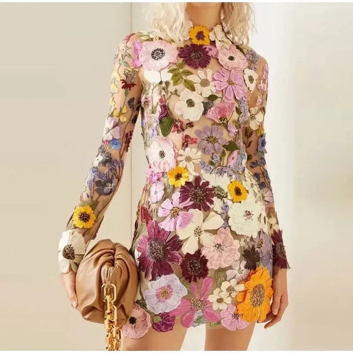 Robe courte avec des appliques florales et un aspect translucide