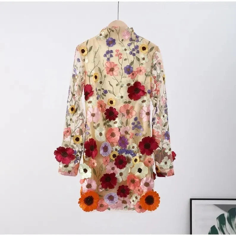 Robe courte avec des appliques florales et un aspect translucide