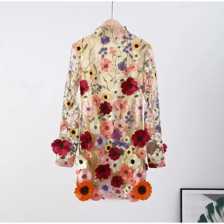 Robe courte avec des appliques florales et un aspect translucide