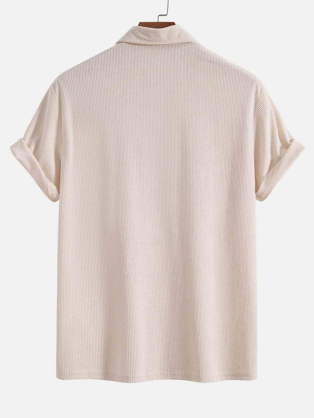 Polo en velours et shorts en velours.