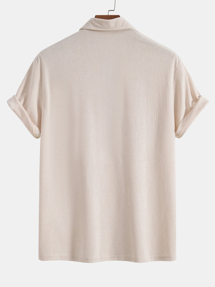 Polo en velours et shorts en velours.