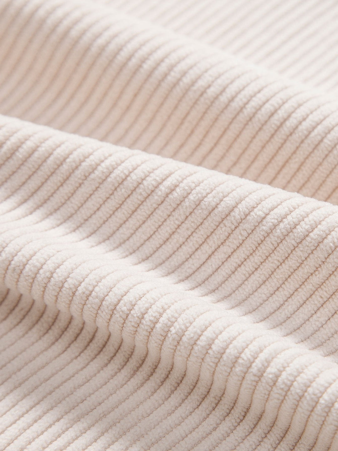 Polo en velours et shorts en velours.