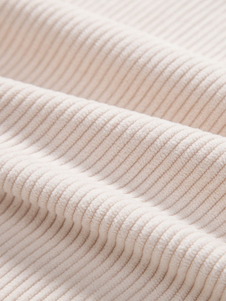 Polo en velours et shorts en velours.